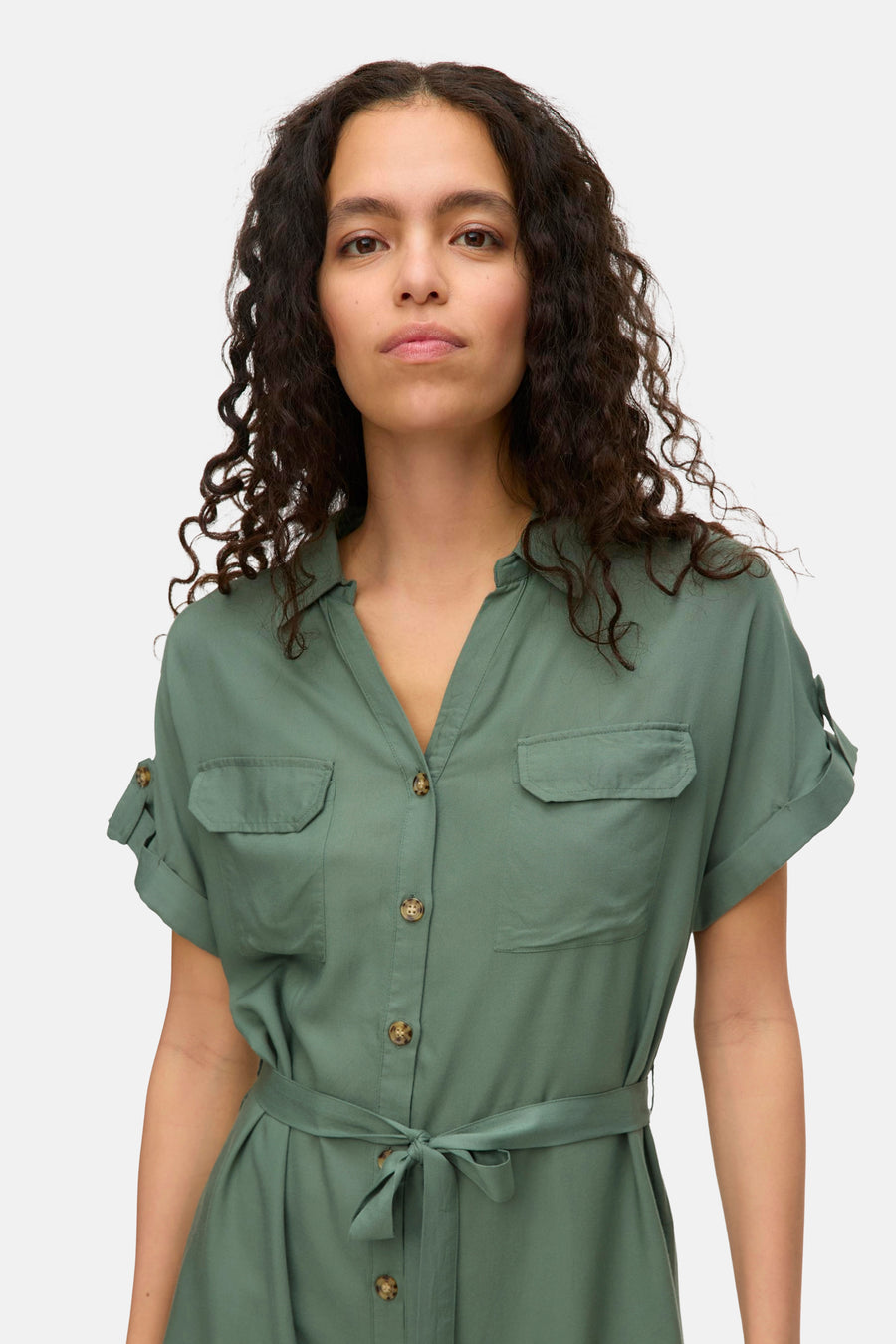 Robe verte à manches courtes de VERO MODA, avec fermeture à boutons et ceinture de la même couleur.