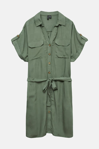 Robe verte à manches courtes de Vero Moda, avec fermeture à boutons et ceinture.