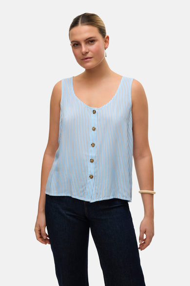 Chemise bleue à manches courtes de VERO MODA, avec des rayures verticales et une fermeture à boutons, associée à des jeans foncés et un unmband en bois.