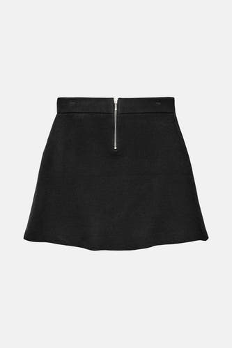 Jupe courte noire de VERO MODA, avec une fermeture éclair argentée sur l'arrière et une texture lisse.