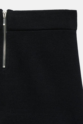 Jupe courte noire de VERO MODA, avec une fermeture éclair argentée sur le côté.