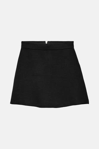 Jupe courte noire de VERO MODA, en tissu lisse et avec une fermeture éclair invisible à l'arrière.