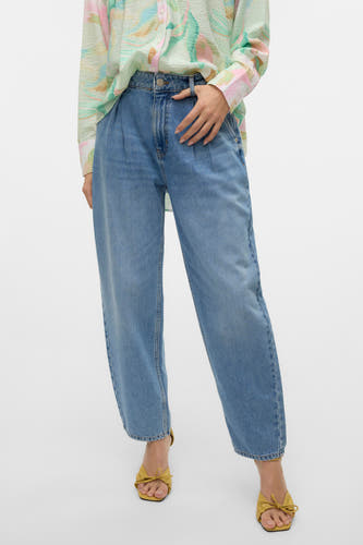 Jean spécial fit en denim bleu moyen de VERO MODA, avec des jambes larges et des sandales jaunes.