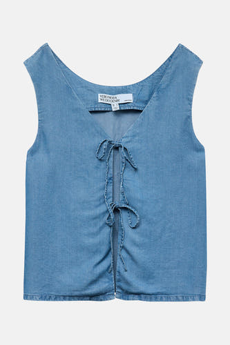 Blouse bleue de VERO MODA avec détail de boutons à l'avant.