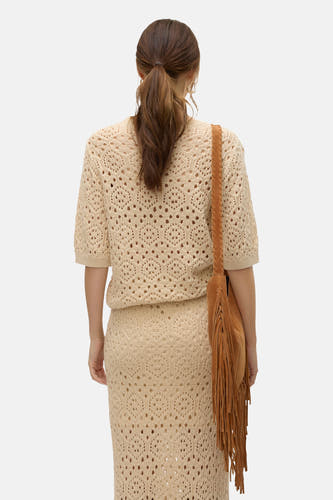 Gilet beige avec col rond de VERO MODA, avec des détails tricotés et une sac marron frangé.