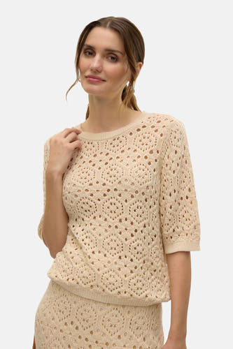 Gilet beige avec col rond de VERO MODA, avec un motif ajouré et des manches courtes.