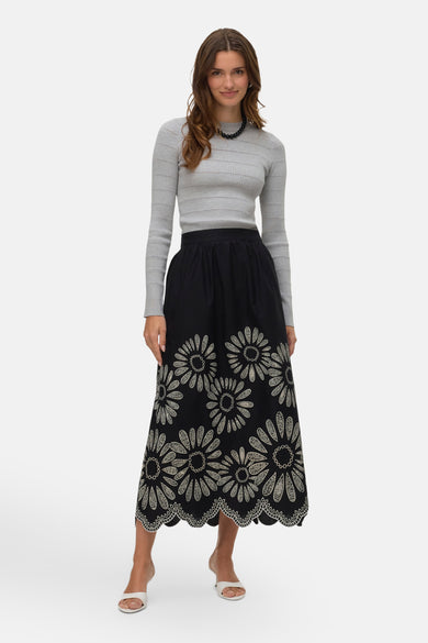 Robe noire de VERO MODA avec des détails floraux et un bord en dentelle.