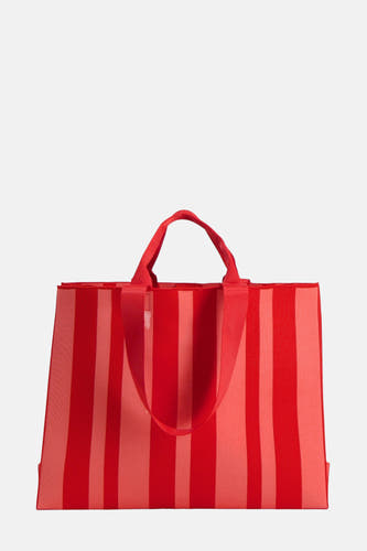 Sac à main rouge de VERO MODA® avec un motif rayé et des anses en tissu, posé contre un fond uni.