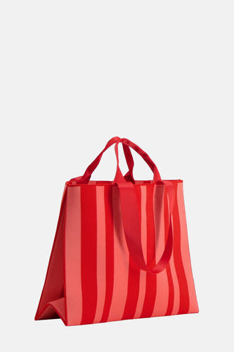 Rode handtas van VERO MODA® met gestreept patroon en stoffen handvatten, geplaatst tegen een effen achtergrond.