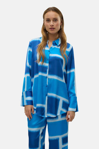Chemise bleue à manches longues de VERO MODA, avec un motif géométrique en bleu et blanc.