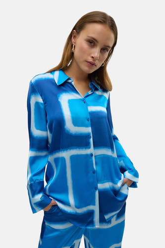 Chemise bleue à manches longues de VERO MODA®, avec un motif géométrique bleu et blanc frappant.