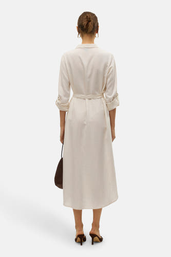 Manteau beige à longues manches de VERO MODA, avec une ceinture, un sac à main marron et des baskets marrons.