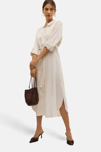 Manteau beige à longues manches de VERO MODA®, avec une ceinture et une fente sur le côté.