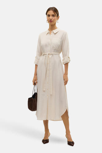 Manteau beige à longues manches de VERO MODA®, avec ceinture à la taille et une fente sur le côté.