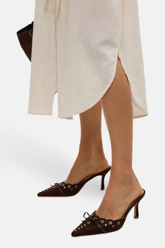 Robe beige à longues manches de VERO MODA, avec une fente sur le côté et un sac coordonné.