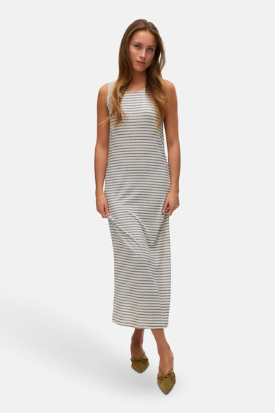 Robe sans manches beige de VERO MODA avec des rayures horizontales, associée à des chaussures vertes.
