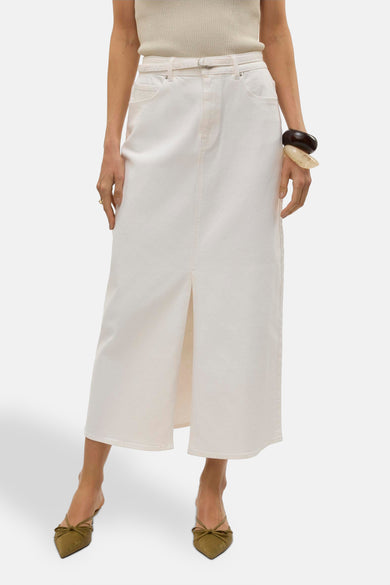 Robe longue blanche de VERO MODA®, avec une fente à l'avant, associée à un haut et des sandales.