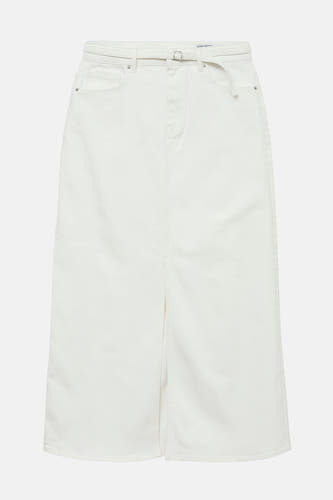 Robe longue blanche de VERO MODA, avec une fente à l'avant et une ceinture.
