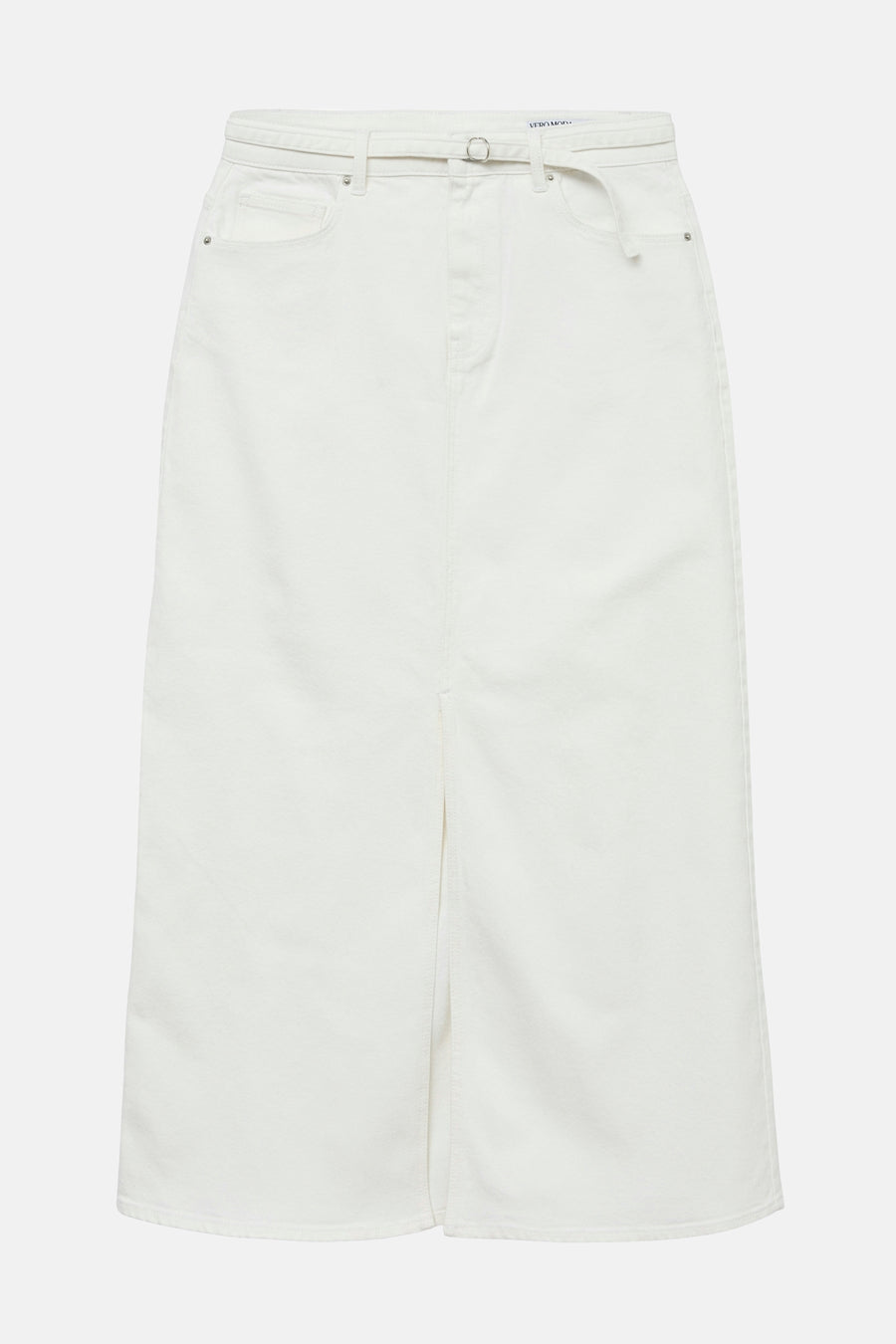 Robe longue blanche de VERO MODA, avec une fente à l'avant et une ceinture.