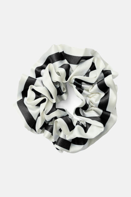 Coiffure à rayures noires et blanches de VERO MODA, avec des détails froissés et une texture en tissu.