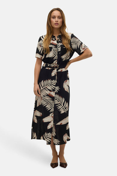 Robe noire à manches courtes de Vero Moda, avec un motif de feuille et une ceinture à la taille.