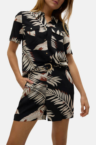 Short noir de VERO MODA, avec un motif de feuille tropicale et associé à une chemise coordonnée à manches courtes.