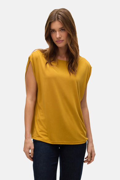 Tête de vue de VERO MODA, modèle sans manches, porté avec des jeans bleu marine.