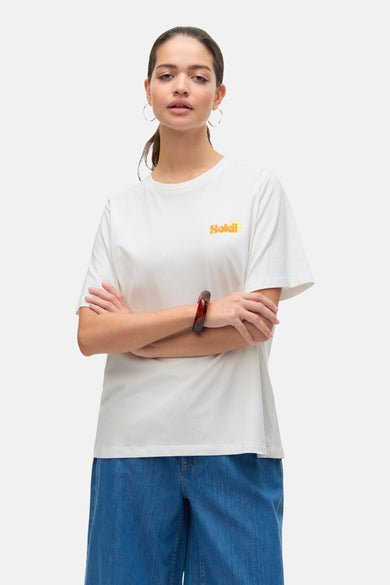 T-shirt blanc de VERO MODA®, avec des manches courtes et une petite impression de texte jaune.