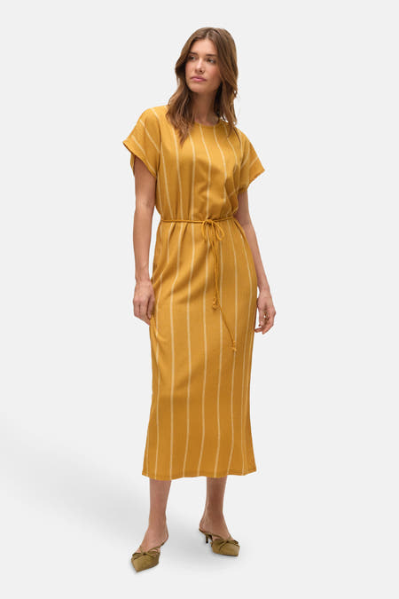 Moule jaune à manches courtes de Vero Moda, avec des rayures verticales et une ceinture.