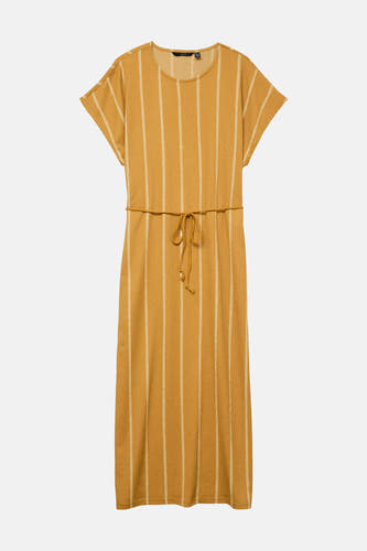 Robe de Vero Moda avec des manches courtes, un motif à rayures et une ceinture.