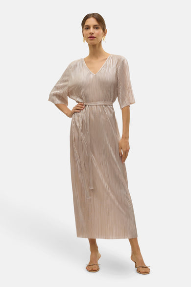Robe en argent avec des manches courtes de VERO MODA, avec une texture plissée et une ceinture coordonnée.