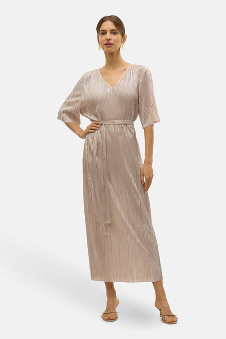 Robe en argent avec des manches courtes de VERO MODA, avec une texture plissée et une ceinture coordonnée.