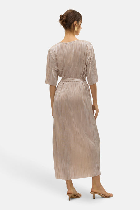 Robe d'argent à manches courtes de VERO MODA, avec plis et ceinture.
