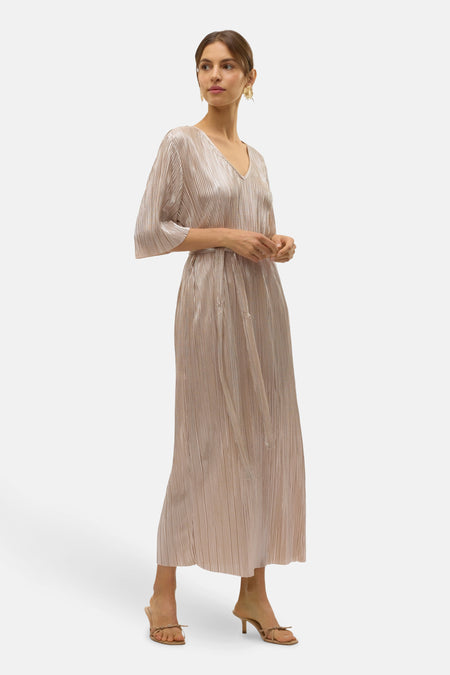 Jupe de couleur argentée avec des manches courtes de VERO MODA, à plis et ceintureur vue en une présentation complète.