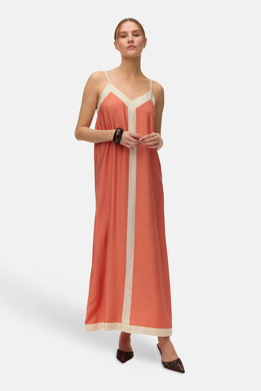 Robe courte sans manches orange de VERO MODA avec bords crème, fines bretelles spaghetti, tissu texturé et mules foncées, vue arrière.