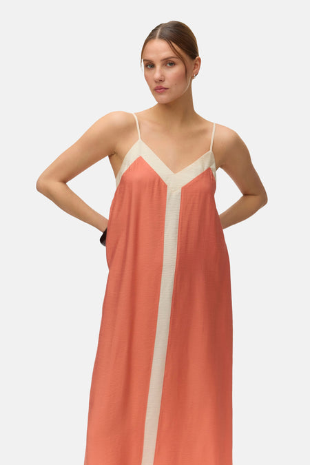 Robe orange VERO MODA® avec col en V blanc, bande verticale et fines bretelles.