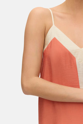 Robe orange sans manches de VERO MODA avec des panneaux géométriques crème et des fines bretelles.