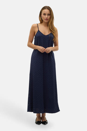 Robe bleue marine sans manches de VERO MODA®, avec un motif zigzag perforé, portée avec des escarpins noirs.