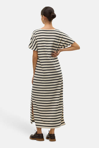 Robe blanche à manches courtes de VERO MODA, avec un motif rayé et une fente latérale, vue de derrière.