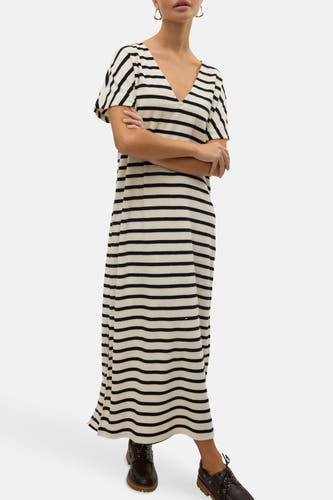 Chemise blanche à manches courtes de VERO MODA® avec des rayures noires et un col en V.
