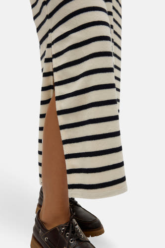Jupe courte à manches courtes rayée de VERO MODA®, avec une fente sur le côté, portée avec des chaussures marron.