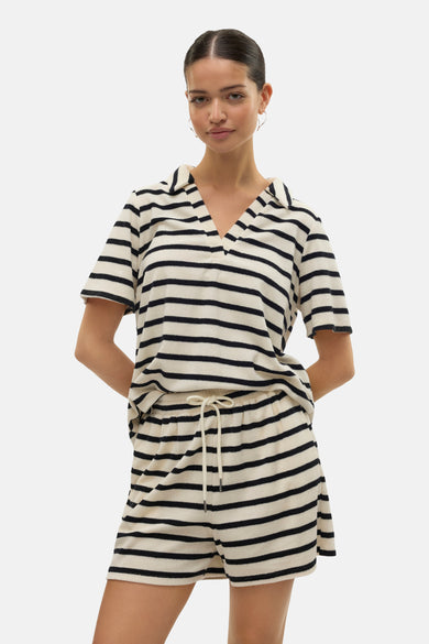 T-shirt blanc à manches courtes de Vero Moda, avec un motif rayé et une encolure col.