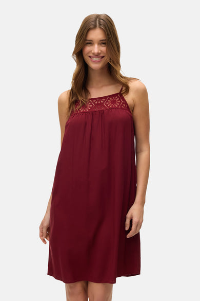 T-shirt Bordeaux de VERO MODA® avec détails en biais autour de la ligne du col, coupe ample.