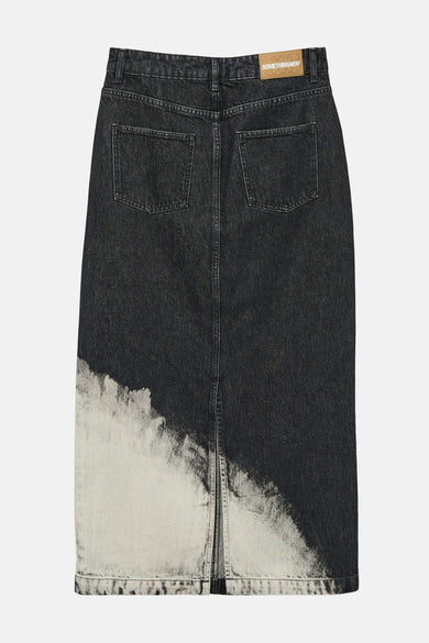 Jupe en denim noir SOMETHINGNEW, avec un effet délavé à la base et des poches arrière.