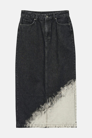 Longue jupe en denim noir de VERO MODA avec une partie inférieure délavée et un style classique à cinq poches.