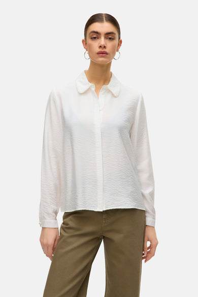 Blouse blanche à longues manches de VERO MODA®, avec des détails en perles sur le col et les poignets.