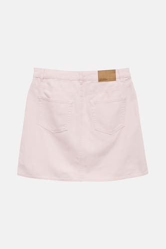 Robe courte rose de VERO MODA, avec des poches arrière, en tissu lisse et une coupe droite.