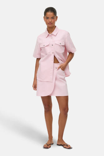 Robe courte rose de VERO MODA, avec un détail de surpiqûre et une poche visible.