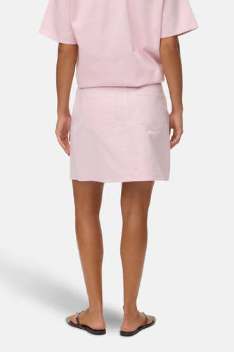 Robe courte rose de VERO MODA, vue de derrière, associée à un t-shirt rose et des pantoufles brunes.