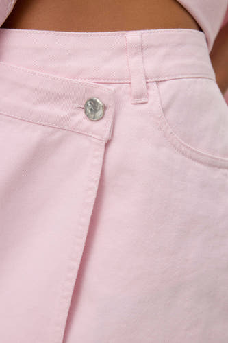 Robe courte rose de VERO MODA, avec un bouton argenté et des petites broderies.